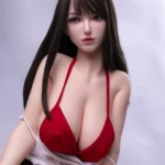 Lovelia Sex Doll 165 cm IronTech en tenue rouge, oreilles de chat, posée assise, regard captivant.