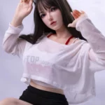 Lovelia Sex Doll 165 cm IronTech, posée assise, oreilles de lapin, tenue blanche et noire.