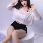 Lovelia Sex Doll 165 cm en tenue sportive, assise avec oreilles de lapin, IronTech Doll.