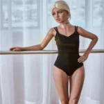 Lulaine Sex Doll 150 cm IronTech Doll TPE en maillot noir, posée près d'une fenêtre.
