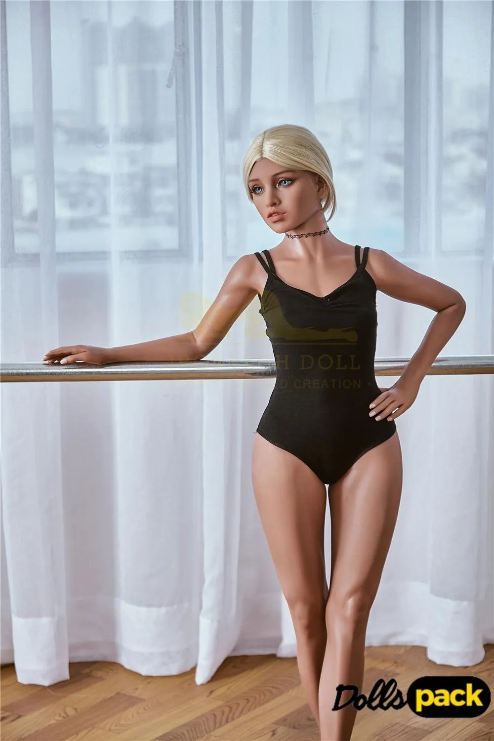 Lulaine Sex Doll 150 cm IronTech Doll TPE en maillot noir, posée près d'une fenêtre.