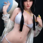 Luluca Sex Doll 166 cm IronTech, bikini blanc, pose debout, cheveux noirs, veste transparente.