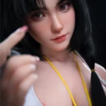 Luluca Sex Doll 166 cm IronTech Doll, gros plan visage et buste, cheveux noirs, haut blanc.