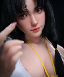 Luluca Sex Doll 166 cm IronTech Doll, gros plan visage et buste, cheveux noirs, haut blanc.