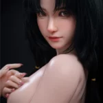 Luluca Sex Doll 166 cm IronTech, vue rapprochée, cheveux noirs, regard séduisant.