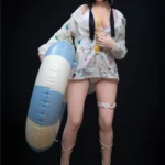 Luluca Sex Doll 166 cm IronTech en tenue de plage avec bouée, debout sur fond noir.