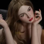 Luluna Sex Doll 166 cm IronTech, posée sur le côté, regard captivant, cheveux ondulés bruns.