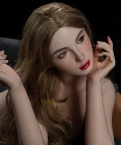 Luluna Sex Doll 166 cm IronTech, posée sur le côté, regard captivant, cheveux ondulés bruns.