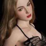 Luluna Sex Doll 166 cm IronTech Doll en lingerie noire, pose assise, cheveux blonds ondulés.