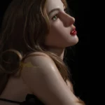 Luluna Sex Doll 166 cm IronTech, profil gauche, cheveux châtains, lingerie noire, fond noir.