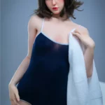 Luluza Sex Doll 168 cm IronTech en maillot bleu, tenant une serviette blanche, pose naturelle.
