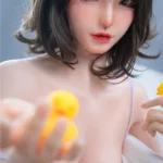 Luluza Sex Doll 168 cm IronTech Doll en silicone, pose assise, cheveux courts, peau réaliste.