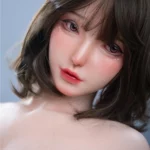 Luluza Sex Doll 168 cm IronTech, gros plan visage réaliste, cheveux bruns courts, maquillage délicat.