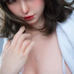Luluza Sex Doll 168 cm IronTech Doll, gros plan visage et buste, cheveux bruns, regard intense.