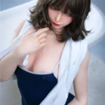 Luluza Sex Doll 168 cm IronTech en maillot bleu, serviette blanche, pose assise baignoire.