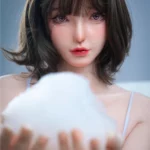 Luluza Sex Doll 168 cm IronTech, cheveux courts, tenant mousse blanche, regard réaliste.