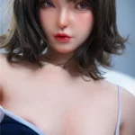 Poupée Luluza Sex Doll 168 cm en silicone, vue rapprochée, cheveux bruns, maquillage délicat.