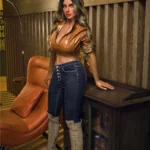 Luméa Sex Doll 165 cm IronTech en tenue décontractée, debout près d'un meuble.