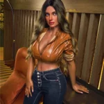 Luméa Sex Doll 165 cm IronTech, pose debout, cheveux longs, tenue décontractée, intérieur moderne.