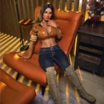 Luméa Sex Doll 165 cm IronTech en tenue chic, assise sur fauteuil orange, ambiance cosy.