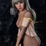 Lumira Sex Doll 150 cm IronTech Doll posée debout, cheveux blonds, micro rétro.