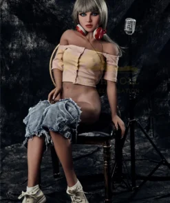 Lumira Sex Doll 150 cm IronTech Doll TPE assise, vêtue d'un haut jaune et short en jean, avec casque audio.