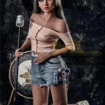 Lumira Sex Doll 150 cm IronTech Doll TPE posant debout en tenue décontractée avec micro vintage.