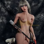 Lumira Sex Doll 150 cm IronTech Doll TPE posant avec micro, cheveux blonds, fond noir.