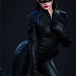 Lunia Sex Doll 168 cm en tenue noire, posée à genoux avec masque et gants.
