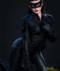 Lunia Sex Doll 168 cm en tenue noire, posée à genoux avec masque et gants.