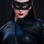 Lunia Sex Doll 168 cm IronTech Doll en tenue noire et masque, regard intense.