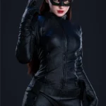 Lunia Sex Doll 168 cm IronTech Doll en tenue noire, pose héroïque avec masque et pistolet.