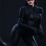 Lunia Sex Doll 168 cm IronTech en tenue noire moulante, masquée, posant à genoux.