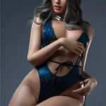 Poupée en silicone Lunora de la marque IronTech Doll, 166 cm, portant un maillot de bain bleu à motifs écailles, assise sur un tabouret avec un regard réaliste.