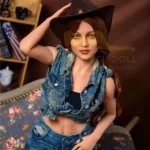 Luxima Sex Doll 150 cm IronTech Doll TPE posée debout, tenue en jean, chapeau brun.