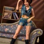Luxima Sex Doll 150 cm IronTech Doll TPE posée debout, tenue western, fond salon rétro.