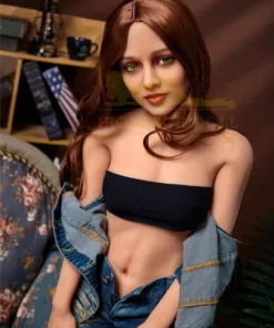 Luxima Sex Doll 150 cm IronTech en jean et top noir, posée assise, cheveux bruns.