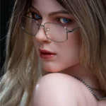 Lyla Sex Doll 165 cm IronTech Doll Silicone regard intense, lunettes, cheveux blonds.