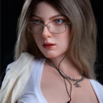 Lyla Sex Doll 165 cm IronTech Doll Silicone avec lunettes, écouteurs et collier argenté.