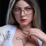 Lyla Sex Doll 165 cm IronTech Doll Silicone, pose assise, lunettes, écouteurs, cheveux bruns.