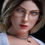 Lyla Sex Doll 165 cm IronTech Doll avec lunettes, cheveux blonds et collier, regard intense.