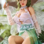 Lylabielle Sex Doll 167 cm IronTech Doll en tenue de fée, ailes et feuilles, pose assise.
