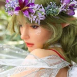 Lylabielle Sex Doll 167 cm IronTech, coiffée d'une couronne florale, vue de profil.