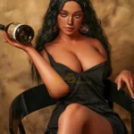 Lylia Sex Doll 166 cm IronTech en robe noire, assise avec une bouteille, ambiance élégante.