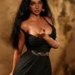 Lylia Sex Doll 166 cm IronTech en robe noire, pose élégante, cheveux longs noirs.