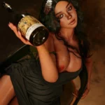 Lylia Sex Doll 166 cm IronTech, posée sur une chaise, tenant une bouteille de vin.