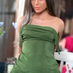 Lylouci Sex Doll 166 cm en robe verte, assise, cheveux longs bruns, regard réaliste.