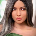 Lylouci Sex Doll 166 cm IronTech, regard intense, cheveux longs bruns, robe verte.