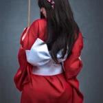 Lyria Sex Doll 164 cm IronTech Doll en kimono rouge, vue de dos avec ombrelle et accessoire floral.