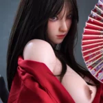 Lyria Sex Doll 164 cm en kimono rouge, vue de profil, tenant un éventail coloré.